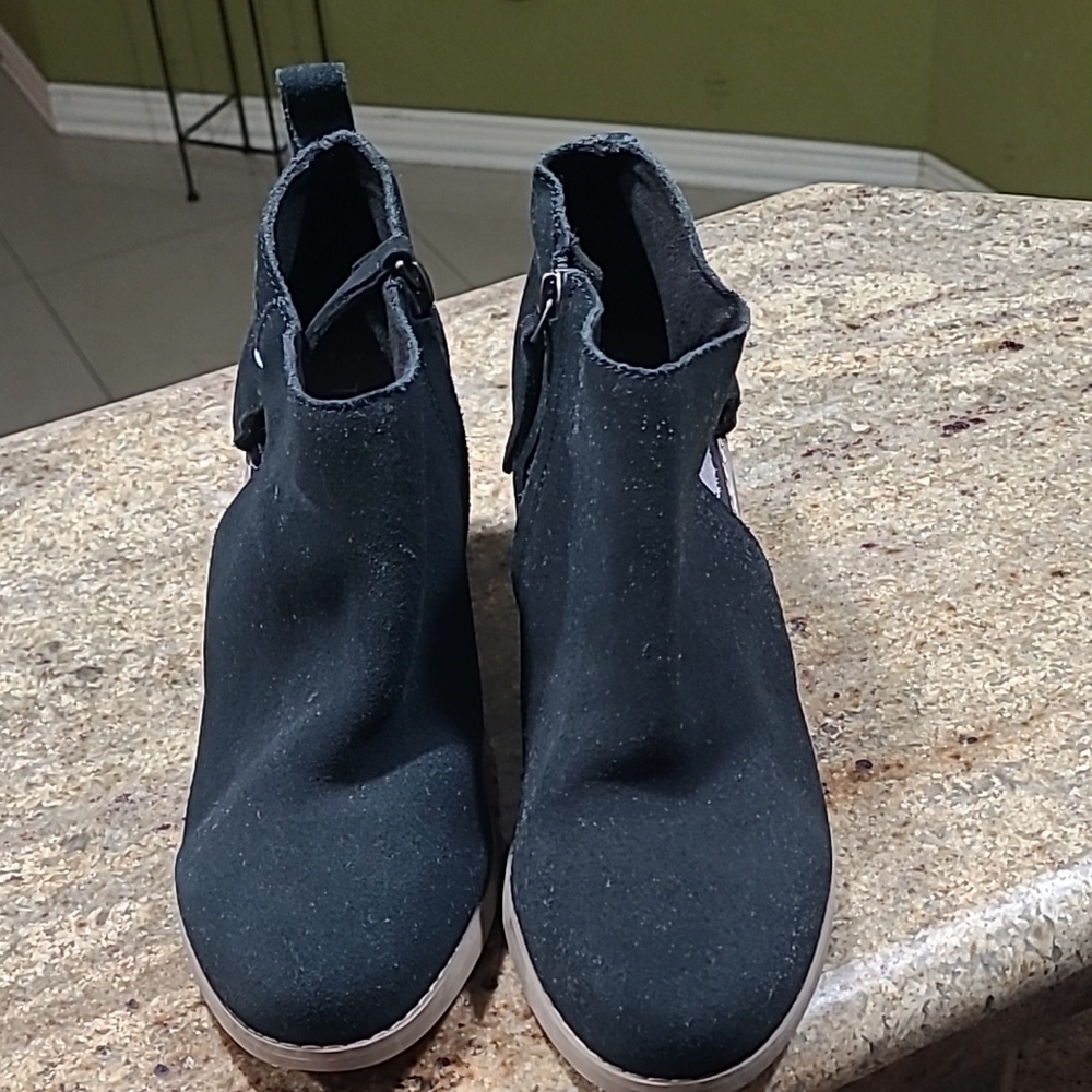 Toms Lea Black Suede Round Toe Ankle Booties Size 7.5